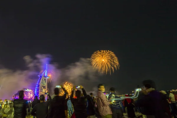 ドバイ アラブ首長国連邦 2017年12月31日 人々はドバイの年の最後の日にビーチで新年を祝っています 世界初の7つ星の高級ホテルブルジュ アラブとドバイ マリーナを背景に — ストック写真