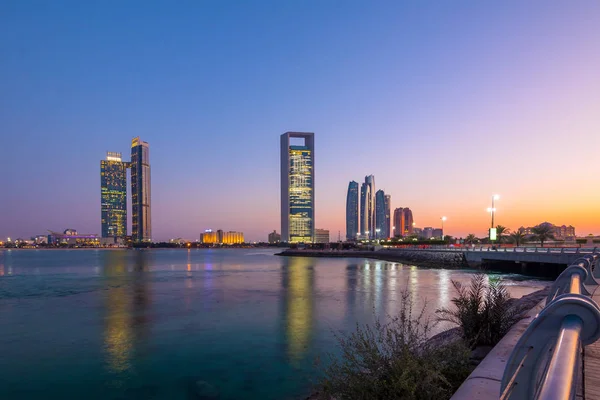 Vue Abu Dhabi Skyline Coucher Soleil Émirats Arabes Unis — Photo