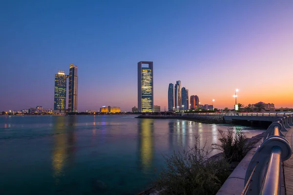 Vue Abu Dhabi Skyline Coucher Soleil Émirats Arabes Unis — Photo