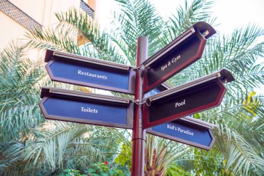 güneşli bir günde lüks tatil beldesinde belirlenen ok tabelaları tatil