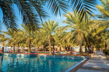Ras Al Khaimah, Bae - 4 Ocak 2018: Yüzme havuzu ve Spa bölgesi. Tropikal tatiller