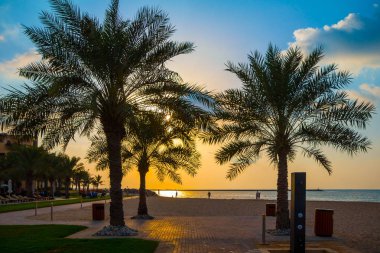 Yüzme havuzu ve Spa bölgesi. Tropik tatiller. Fotoğraf gün batımında çekildi