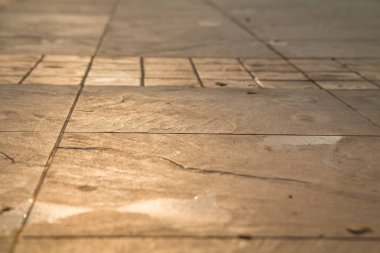 Güneşli bir günde doku olarak taş blok yol kaldırım