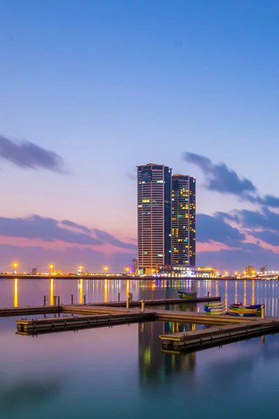 Ras Al Khaimah gece leyin. Arka planda liman ile güzel koya görünüm