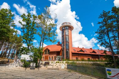 Debki, Polonya, 15 Ağustos 2017: Debki'de deniz feneri kule binası. Debki Baltık Denizi, Polonya Piasnica Nehri'nin ağzında duran balıkçı köyü.