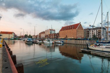 Muhteşem günbatımı Gdansk eski şehir ve ünlü vinç. Gdansk. Polonya
