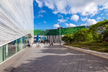 Koblenz, Almanya - 2 Mayıs 2018; Yeşil dekorasyonile yeni modern alışveriş merkezi 