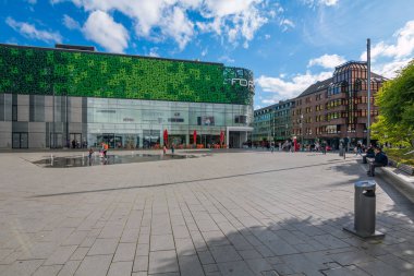 Koblenz, Almanya - 2 Mayıs 2018; Yeşil dekorasyonile yeni modern alışveriş merkezi 