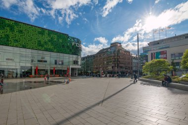 Koblenz, Almanya - 2 Mayıs 2018; Yeşil dekorasyonile yeni modern alışveriş merkezi 