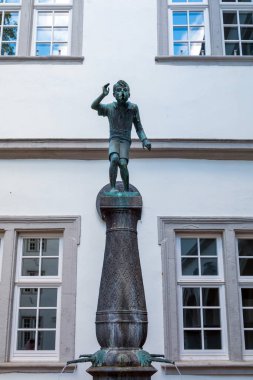 Koblenz, Almanya - 1 Mayıs 2018: Koblenz'in eski kentinde 'Schaengel' çeşmeli tarihi binalar