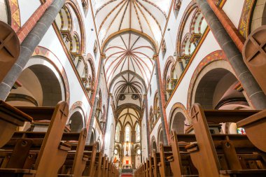 Boppard, Almanya - 1 Mayıs 2018: Rhine Nehri'ndeki ünlü popüler Wine Village of Boppard'daki Saint Saint Severuss Kilisesi, Orta Ren Vadisi, Almanya