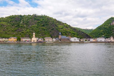 Rhine Nehri 'nde, Ren Nehri 'nde ünlü popüler şarap köyü Boppard, Orta Rhine Vadisi, Almanya 'da Ren nehrine kadar demirlemiş tekneler. Rhine Valley UNESCO Dünya Mirası alanı