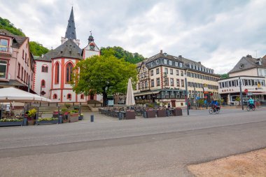 Almanya'da Boppard City şehir merkezi. Arka plandaki restoranlar.