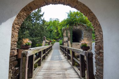 Boppard, Almanya - 1 Mayıs 2018: St Goar yakınlarındaki Rheinfels Kalesi. Middle Rhine, Almanya