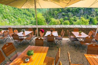 Koblenz yakınlarındaki Almanya'da ortaçağ kalesi restoran (orta Rhein)