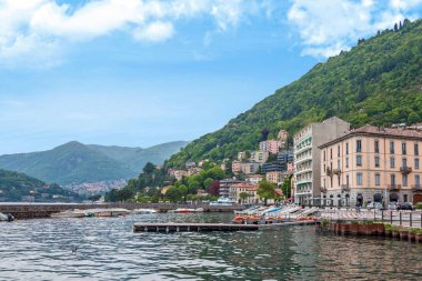 Como Gölü üzerinde Como kentinin mimarisi, Lombardy, Italya.