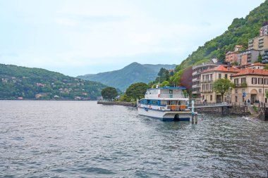Como Gölü, Lombardy, Italya üzerinde Como kentinin mimarisi. Arka planda turist tekneleri.