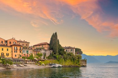 İtalya 'da tatil-Italya, Varenna, Lago di Como en güzel göl bir görünüm. Akşam zamanı.