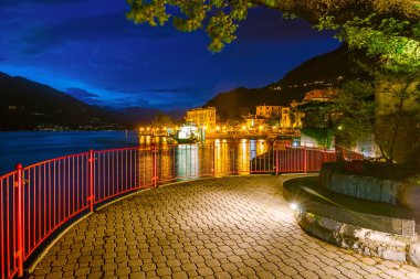İtalya 'da tatil-Italya, Varenna, Lago di Como en güzel göl bir görünüm. Akşam zamanı.