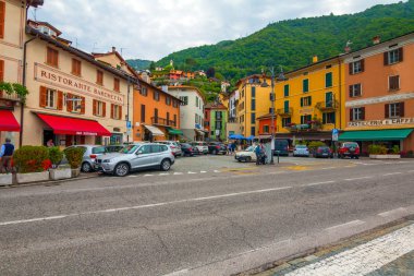 Varenna, Italya-2 Mayıs 2018: akşamları Como Gölü 'nün Varenna köyünün görünümü. Como Gölü-çok popüler bir turist cazibe. Varenna, Lombardy, Italya.