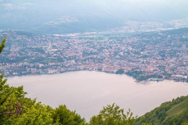Balkon Italya-bulutlu gün Lugano Gölü Panoraması. Arka planda Mount Blanc ile Alpler. Lombardia, Italya