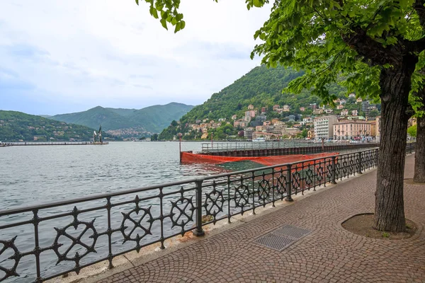 Como Gölü üzerinde Como kentinin mimarisi, Lombardy, Italya.