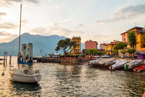 İtalya 'da tatil-Italya, Varenna, Lago di Como en güzel göl bir görünüm. Akşam zamanı.
