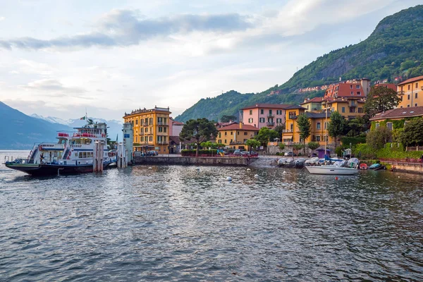 İtalya 'da tatil-Italya, Varenna, Lago di Como en güzel göl bir görünüm. Akşam zamanı.