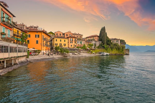 Varenna, Italya-2 Mayıs 2018: akşamları Como Gölü 'nün Varenna köyünün görünümü. Como Gölü-çok popüler bir turist cazibe. Varenna, Lombardy, Italya.