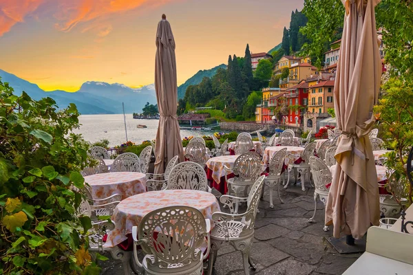 İtalya 'da tatil-Italya, Varenna, Lago di Como en güzel göl bir görünüm. Akşam zamanı.