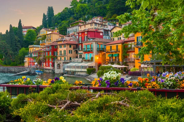 İtalya 'da tatil-Italya, Varenna, Lago di Como en güzel göl bir görünüm. Akşam zamanı.