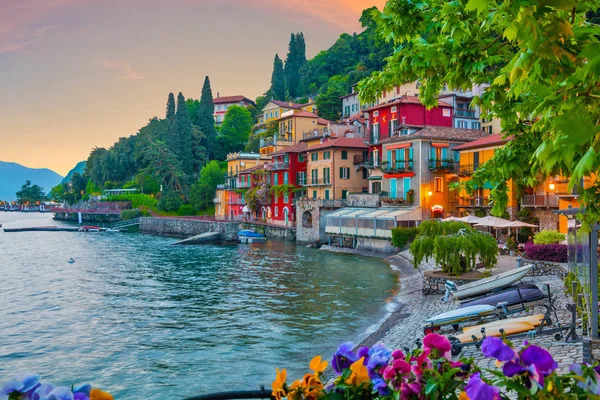 İtalya 'da tatil-Italya, Varenna, Lago di Como en güzel göl bir görünüm. Akşam zamanı.
