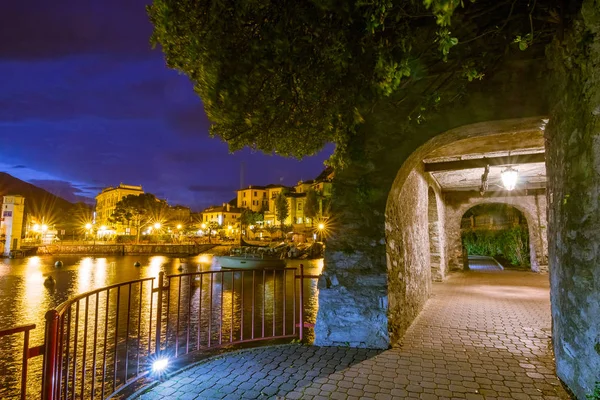 İtalya 'da tatil-Italya, Varenna, Lago di Como en güzel göl bir görünüm. Akşam zamanı.