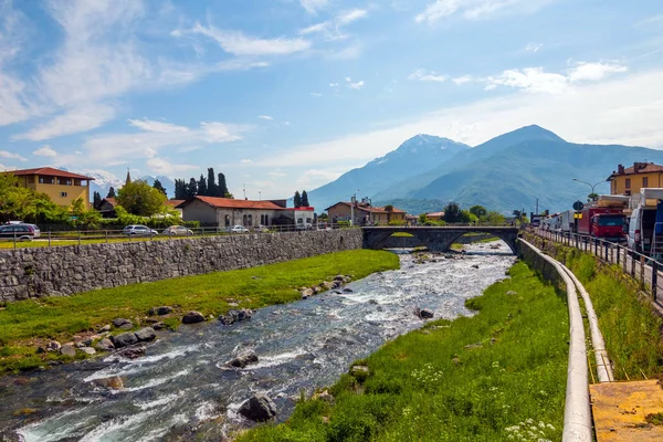 Gera Lario, Italya-Mayıs 2, 2018: Como Gölü 'nde nehir ile arka planda yerel pazar. Lombardiya, Italya