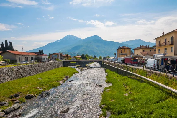 Gera Lario, Italya-Mayıs 2, 2018: Como Gölü 'nde nehir ile arka planda yerel pazar. Lombardiya, Italya