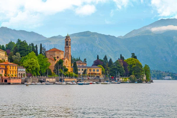 İtalya 'da tatil-Italya, Varenna, Lago di Como en güzel göl bir görünüm. Arka planda ünlü Tremezzina şehri