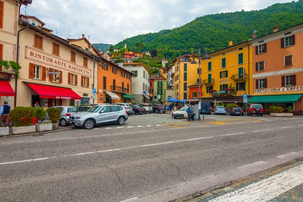 Varenna, Italya-2 Mayıs 2018: akşamları Como Gölü 'nün Varenna köyünün görünümü. Como Gölü-çok popüler bir turist cazibe. Varenna, Lombardy, Italya.