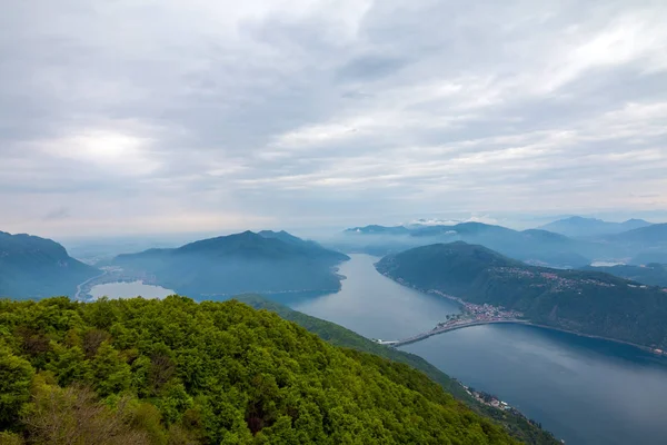 Balkon Italya-bulutlu gün Lugano Gölü Panoraması. Arka planda Mount Blanc ile Alpler. Lombardia, Italya
