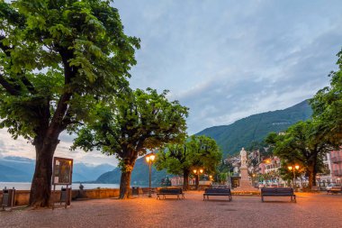 Italya 'da tatil-bir şehir Bellano bir görünüm, Italya 'nın en güzel göl ile-arka planda Lago di Como. Gün batımında ünlü Belano şehir alanı. Kentin ana Meydanı.