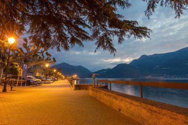 Italya 'da tatil-bir şehir Bellano bir görünüm, Italya 'nın en güzel göl ile-arka planda Lago di Como. Gün batımında ünlü Belano şehir alanı. Kentin ana Meydanı.