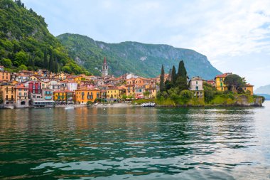 İtalya Bellagio için Lake Como Lakefront feribotta görülen Varenna köyü başlamaktadır