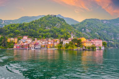 İtalya Bellagio için Lake Como Lakefront feribotta görülen Varenna köyü başlamaktadır