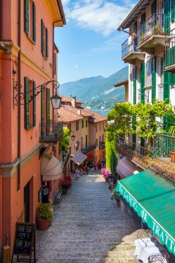 Bellagio, Italya-3 Mayıs 2018: Bellagio 'da pitoresk Küçük kasaba Sokağı görünümü, Como Gölü Italya