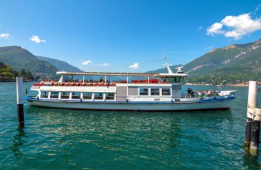 Bellagio, Italya-3 Mayıs 2018: Como Gölü üzerinde ünlü bir tatil kasabası olan Bellagio 'da bir iskele. Turistler feribot tekne yakalamak için beklemek