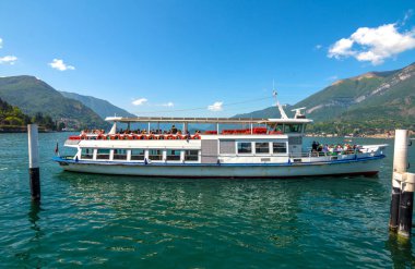 Bellagio, Italya-3 Mayıs 2018: Como Gölü üzerinde ünlü bir tatil kasabası olan Bellagio 'da bir iskele. Turistler feribot tekne yakalamak için beklemek