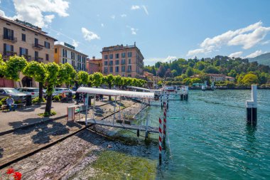 Bellagio, Italya-3 Mayıs 2018: Como Gölü üzerinde ünlü bir tatil kasabası olan Bellagio 'da bir iskele. Turistler feribot tekne yakalamak için beklemek