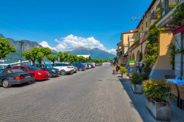 Bellagio, Italya-Mayıs 2, 2018: güzel Lago di Como-restoranlar ve arabalar ile Bellagio kentinin Panoraması. Italya 'nın kuzeyinde, Lombardiya