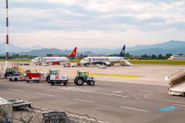 Bergamo, Italya-Mayıs 2, 2018: Ryanair ve ALBASTAR uçaklar Bergamo Orio Havaalanı havaalanında Park edilmiştir. Italya 'nın en hızlı büyüyen Havalimanları biridir.