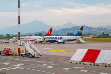 Bergamo, Italya-Mayıs 2, 2018: Ryanair ve ALBASTAR uçaklar Bergamo Orio Havaalanı havaalanında Park edilmiştir. Italya 'nın en hızlı büyüyen Havalimanları biridir.