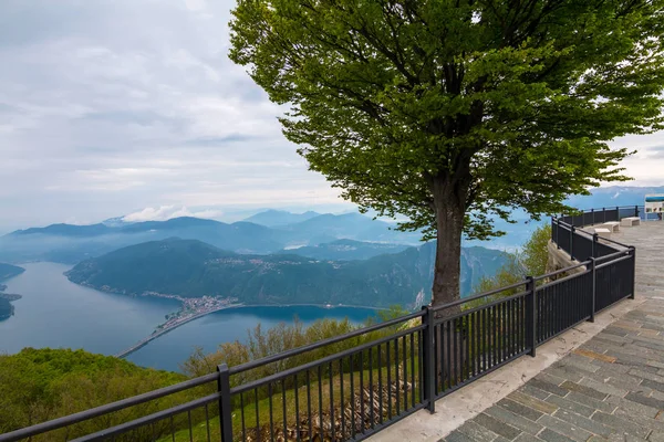 Varanda Itália Panorama Lago Lugano Dia Nublado Alpes Com Monte — Fotografia de Stock